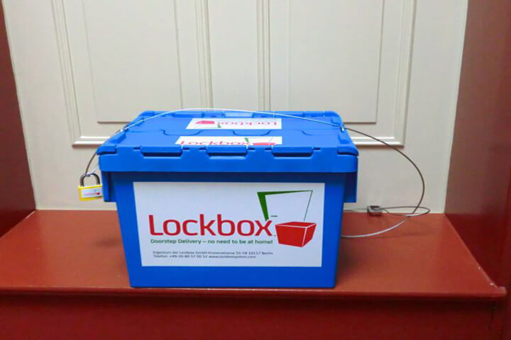 Lockbox kettet alle Päckchen an der Haustür im Flur an