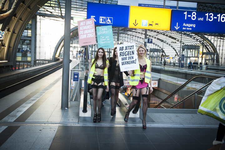 So erotisch setzte sich Amorelie zum Bahnstreik in Szene