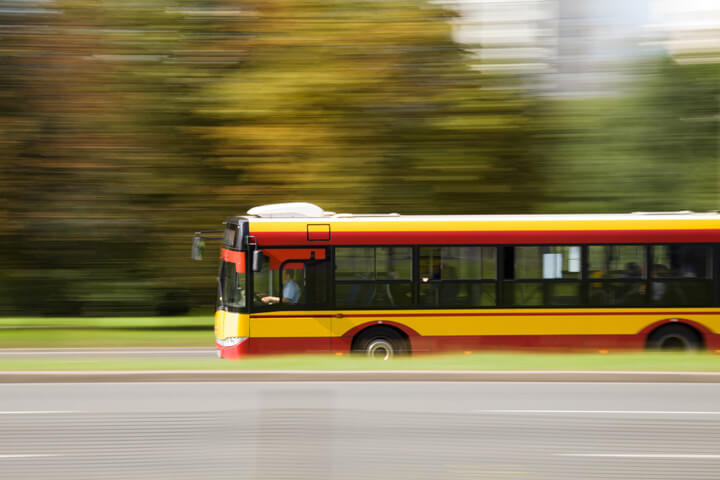 Reisebus-Startup kompensiert nun alle CO2-Emissionen