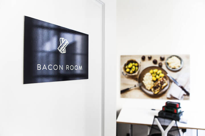 Wir treffen uns dann um 13 Uhr im leckeren Bacon Room