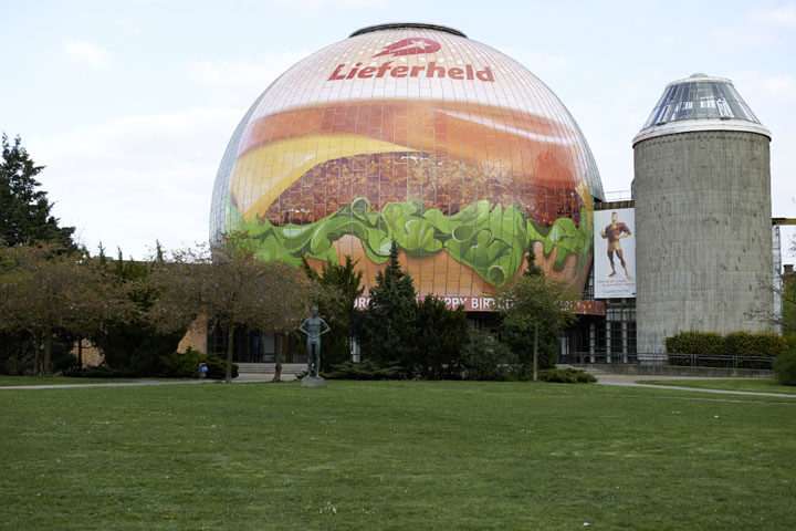 Ein richtig fetter Burger verdunkelt den Berliner Himmel