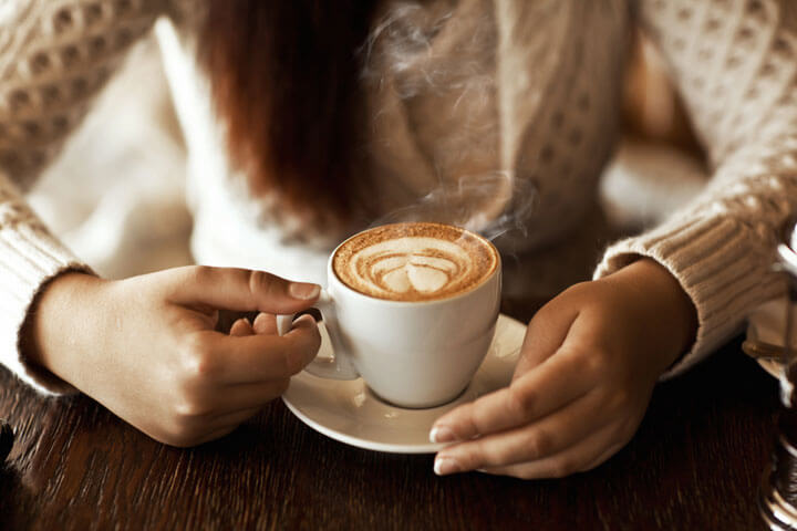 Gründer, die medial und genussvoll Kaffee trinken