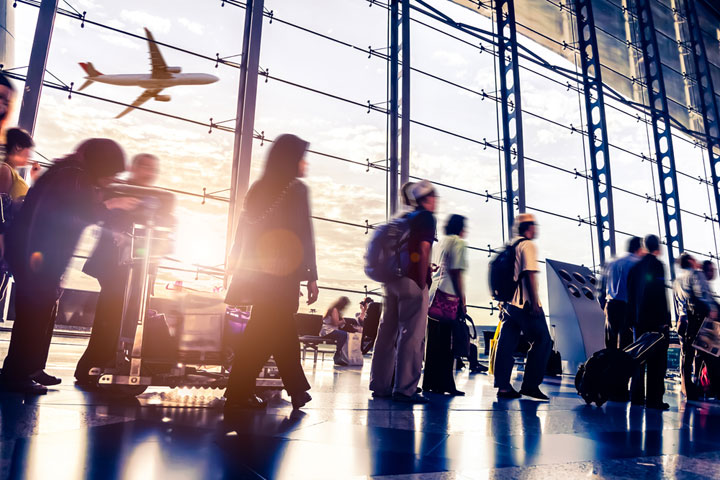 Stephan Uhrenbacher sitzt am Flughafen und nutzt Flio