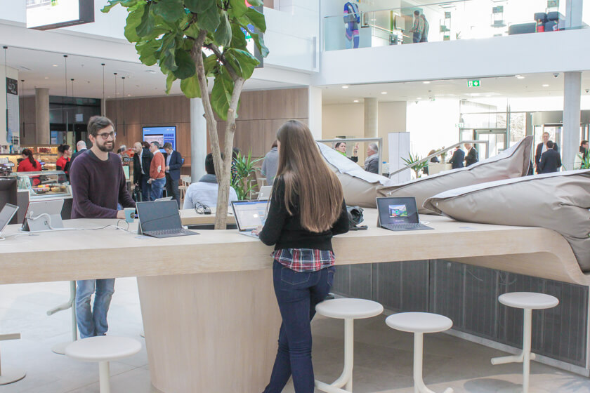 Digitale Leute - Tobias Röver - Microsoft - Tobias im Gespräch mit einer Kollegin im Foyer.