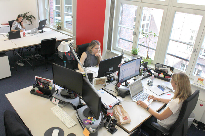 Digitale Leute - Anne Gradler - First Stars - Anna und ihre Kollegen in ihrem gemeinsamen Büro.