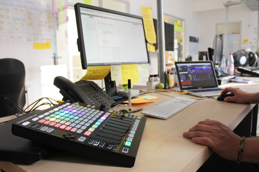 Digitale Leute - Steffen Dierolf - Native Instruments - Maschine Jam an Steffens Arbeitsplatz in Betrieb