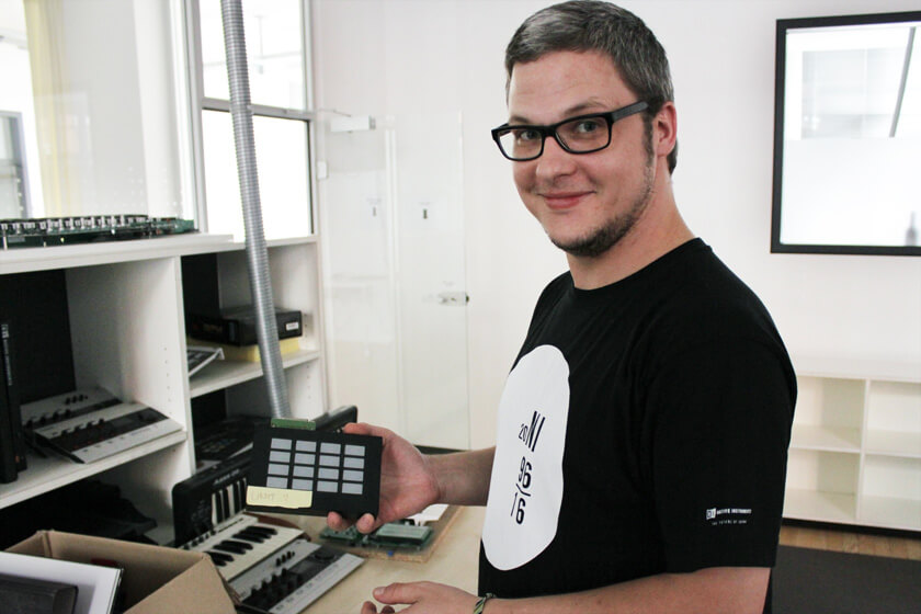 Digitale Leute - Steffen Dierolf - Native Instruments - Steffen mit einem Testpanel für Knöpfe