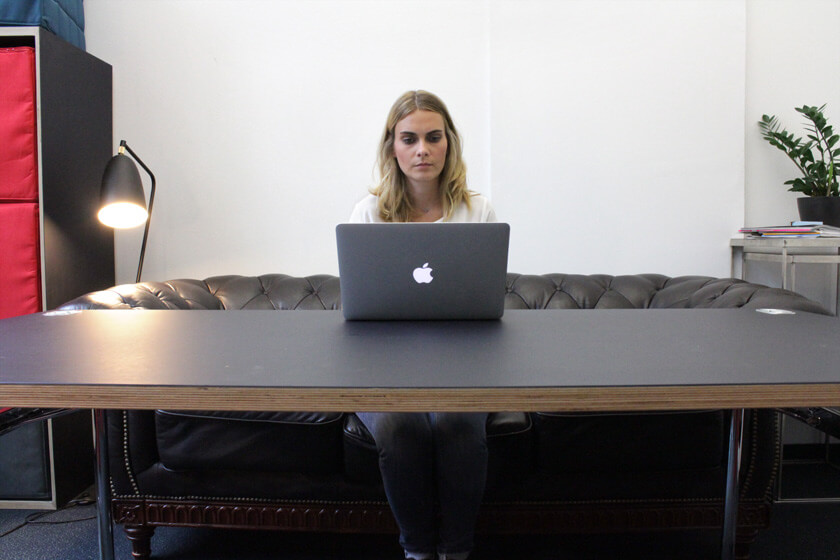 Digitale Leute - Anne Gradler - First Stars - Anna arbeitet an ihrem Laptop im Aufenthaltsraum.