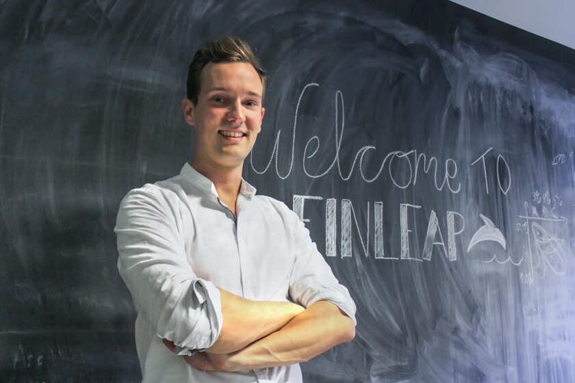 Digitale Leute - Benjamin Bühl - FinLeap - Der Produktmanager posiert im Büro einer der Geschäftsführer von FinLeap.