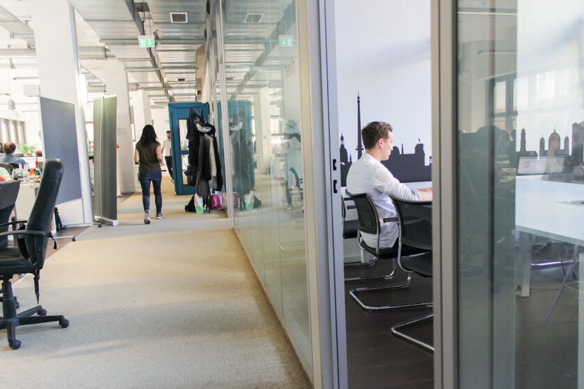 Digitale Leute - Benjamin Bühl - FinLeap - Die Besprechungsräume sind durch Schalldichte Glasscheiben vom Rest des Büros getrennt.
