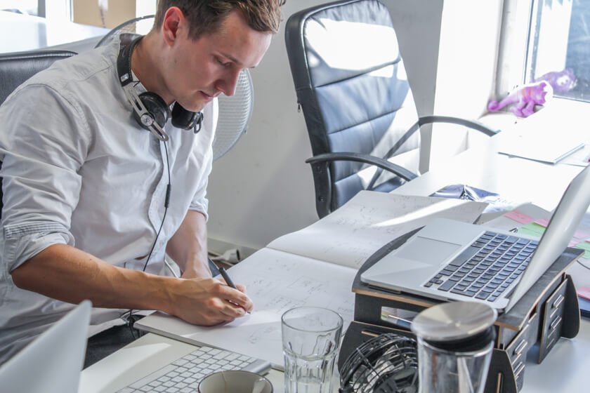 Digitale Leute - Benjamin Bühl - FinLeap - Der Produktmanager Benjamin Bühl nutzt einen extra großen Notizblock bei seinem Job.