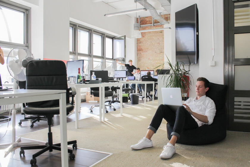 Digitale Leute - Benjamin Bühl - FinLeap - Das helle und offene Büro von FinLeap bietet verschiedene Arbeitsmöglichkeiten.