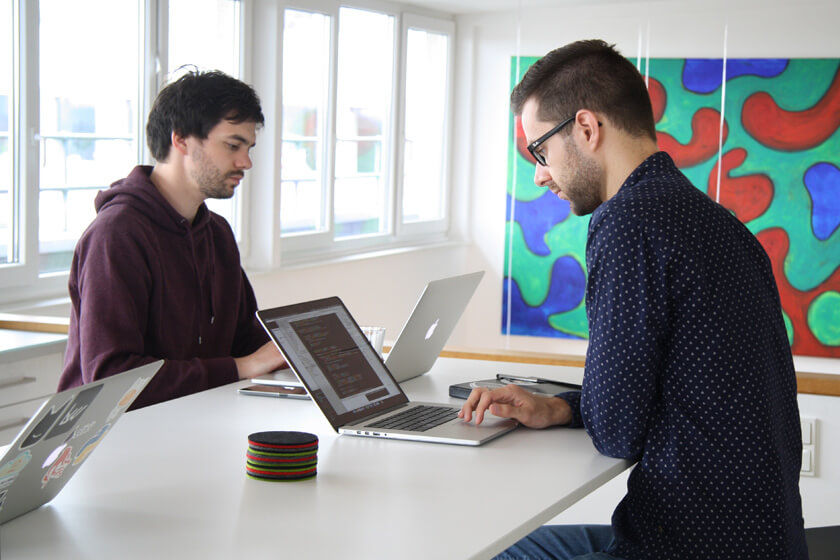 Inside Grandcentrix – Timo Joosten – iOS Developer - Timo sitzt am Tresen mit einem Kollegen