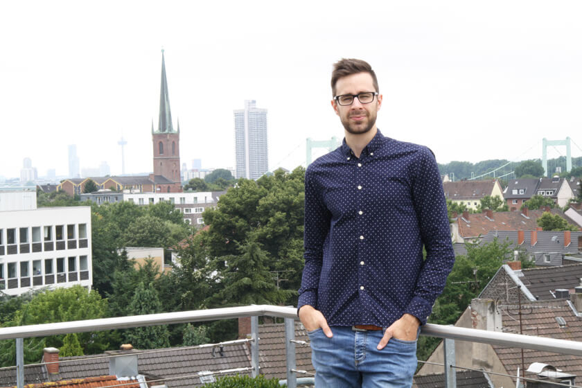 Inside Grandcentrix - Timo Joosten - iOS Developer - Portrait Timo mit Blick auf Mülheim