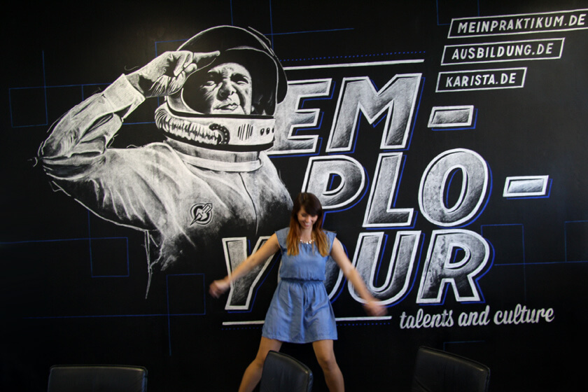 Digitale Leute - Virginia Kalla - employour - Virginia schwebt wie ein Astronaut!