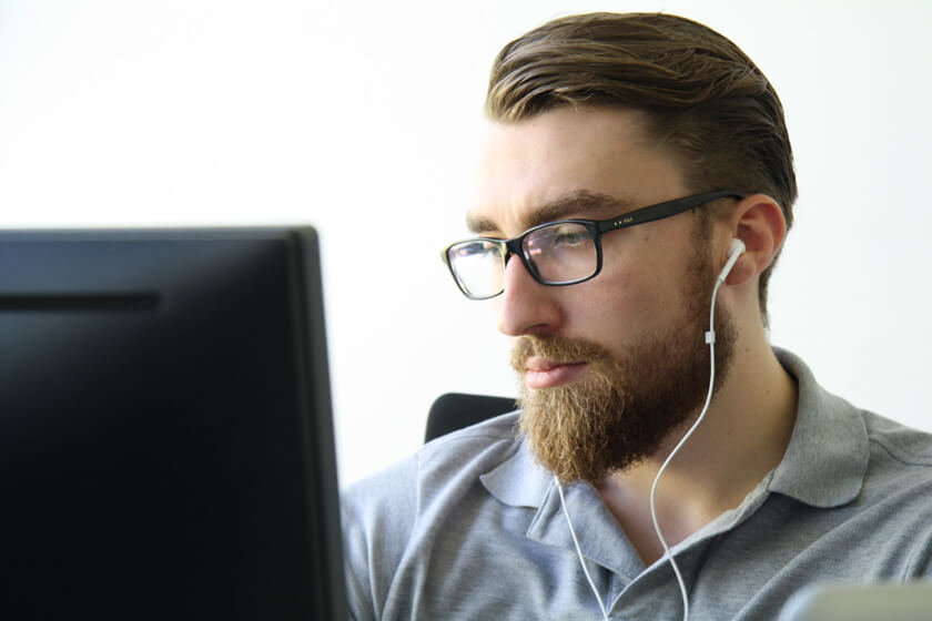 Digitale Leute - Simon Mader - Der kreative Facebook Marketing Manager - Ohne Kopfhörer geht bei Simon nichts