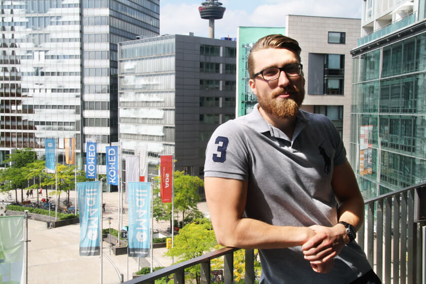 Digitale Leute - Simon Mader - Der kreative Facebook Marketing Manager - Auf dem Balkon des Startplatz im Kölner Mediapark