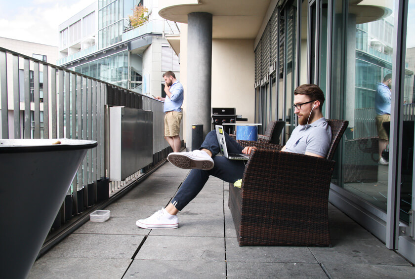 Digitale Leute - Simon Mader - Der kreative Facebook Marketing Manager - Arbeiten auf dem Balkon dank optimalem WLAN