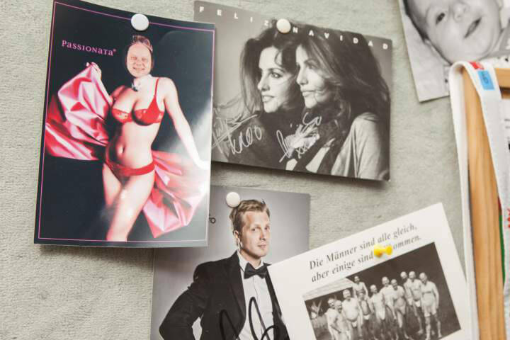 Wo der Gründer in Frauenklamotten an der Wand hängt