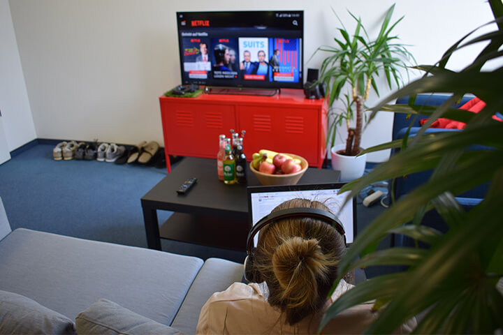 In der Pause schauen die Mitarbeiter Netflix