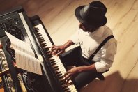 Ein Startup, das Klavierräume und Konzertsäle vermittelt